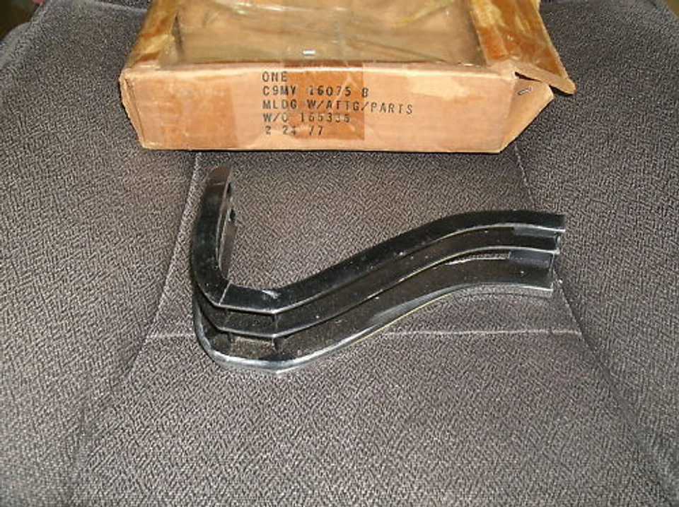 Moldura de extensão de para-lama Mercury Marauder LH - Imagem 1 de 1