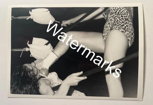 VINTAGE 5X7 ORIGINAL PHOTO FEMALE WOMEN LADY PROFESSIONAL WRESTLING CORNER CHOKE - Picture 1 of 2