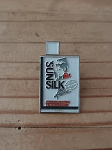 Pin's Pins Pin Enamel 26 Société Soin COIFFANT Shampooing "SUN SILK"  - Picture 1 of 2