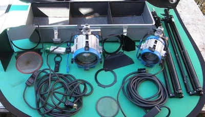 KIT DE LUCES ARRI 2 650 Y 300 PLUS LUCES 2 SOPORTES TRÍPODE 2 CABLES DE ALIMENTACIÓN Y ESTUCHE Foto 1 de 4