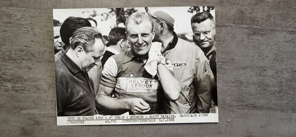 PHOTO  PRESSE  CYCLISME / ANNEE   1953  A  1960 /  A.  DARRIGADE  SUR LE  PODIUM - Photo 1/1