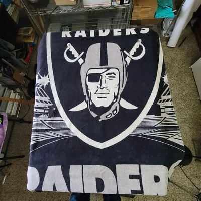 Vintage Raiders Throw Blank 65"x"50 preto e prata. - Imagem 1 de 4