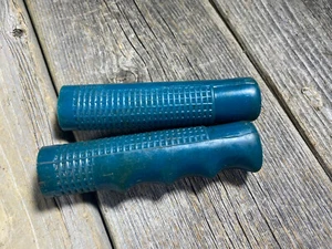 VINTAGE ANTIQUE BIKE BICYCLE GREEN GRIPS FOR 7/8 HANDLEBARS MADE IN JAPAN NOS - Picture 1 of 3