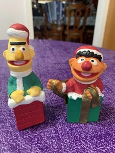Sesamstraße Figuren Ernie im Weihnachtsgeschenk Bert im Kamin Sammlerstücke - Bild 1 von 24