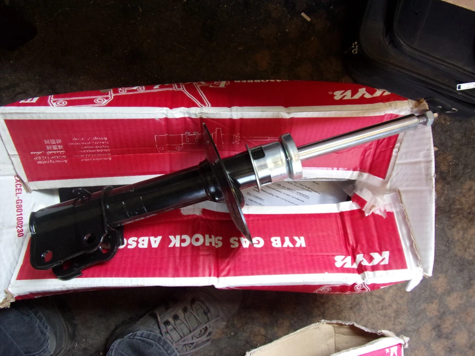 FRONT GAS SHOCK ABSORBER FOR CHRYSLER PT CRUISER 2001-2010 KYB 235626 - Image 1 of 1