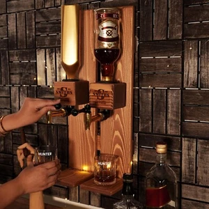 Personalisierter Whiskyflaschen-Wandspender, handgefertigter Schnapsständer mit Zapfhahn - Bild 1 von 17
