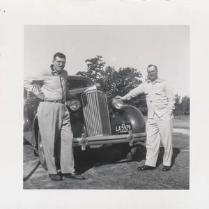 50er Jahre Vintage Foto von 2 Männern und einem Packard, Fundfotos - Bild 1 von 2