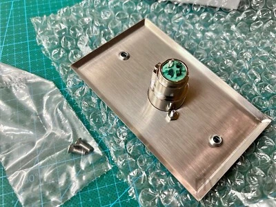 Lof of 2pcs J3FS Single-gang 3-pin Female XLR Jack/Socket Connector Wall-plates - Image 1 of 4