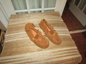 Minnetonka Moccasins Leather Slip-On Flats Shoes Fringe Women's sz 8.5 Suede Tan - Picture 1 of 8