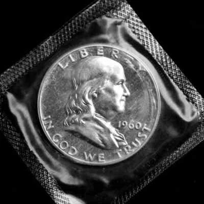 1960 PROOF FRANKLIN HALF DOLLAR IN MINT CELLO 90% SILVER - Image 1 of 2