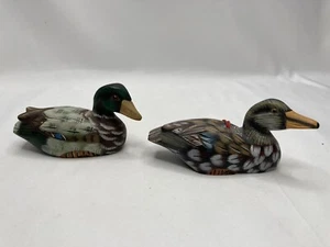 Patos pequeños de madera tallados a mano coloridos - Juego de 2 - Imagen 1 de 8