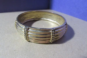 brazalete sólido muy pesado tono dorado - aproximadamente 3/4" de ancho y aproximadamente 2 1/2" de ancho - Imagen 1 de 4