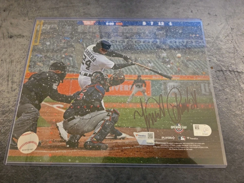 Foto de neve assinada por Miguel Cabrera Detroit Tigers 8 x 10 2021 dia de abertura - Imagem 1 de 2