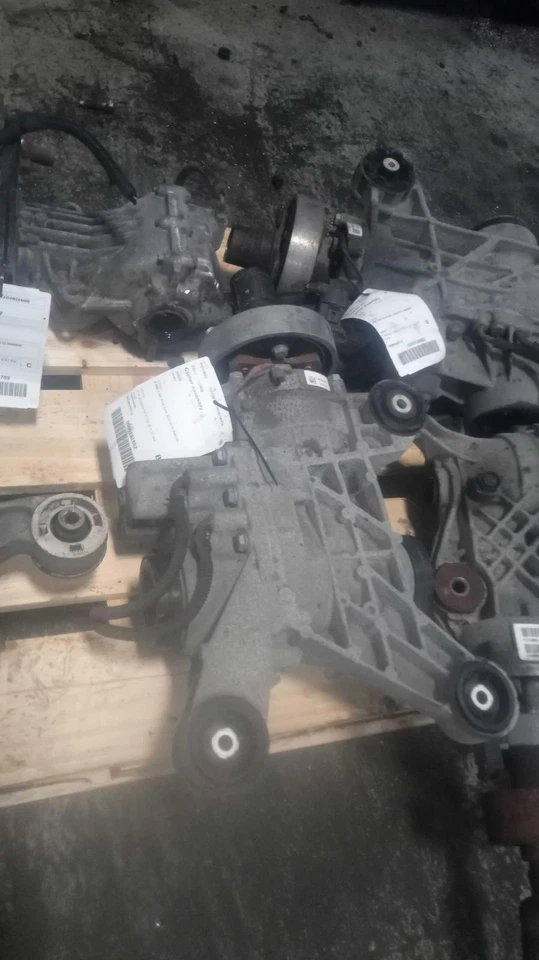 2021 Volkswagen Tiguan 4WD Differential Carrier Assembly OEM 60000 Mi Silver - Image 1 of 4