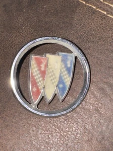 * 1975 1976 1977 BUICK LESABRE ROOF SIDE PILLAR SAIL PANEL EMBLEM OEM 1669724 GM - Foto 1 di 2