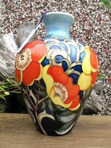 Jarrón Moorcroft RHS ROSA EGLANTERIA 03/7 edición limitada 3/15 precio de venta al por menor £895 - Imagen 1 de 24