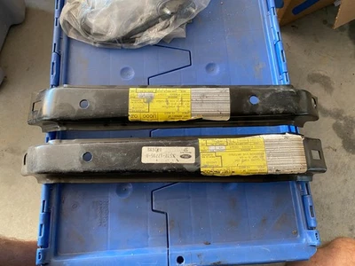 (1) NOS 1985-1989 Ford F150 F250 F350 Rear Back Bumper Outer Bracket Pair RH LH Foto 1 de 4