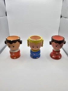 Vintage 3 Wooden Egg Cups Three Little Girls Hand Painted - Foto 1 di 10