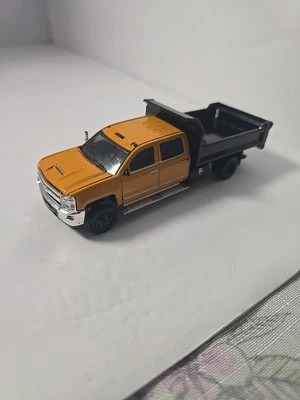 Camión de volteo Greenlight 1:64 2017 Chevy Silverado 3500HD Chase problemas sueltos abiertos  Foto 1 de 4