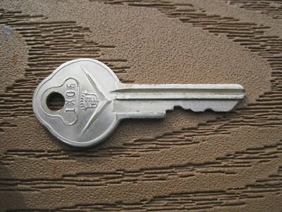 Vintage door trunk Briggs & Stratton Knock Out 1x06 GM Key,1960's Cadillac  Car  — 第 1/3 张图片