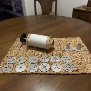 Vintage MIRRO COOKY pressa per biscotti in rame con 14 attacchi - Foto 1 di 8