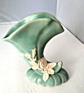 Jarrón Weller Pottery años 40 verde/azul camafeo rosa Cornucopia 7 pulgadas - Imagen 1 de 10