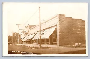 Postal J90/Brooklyn Wisconsin RPPC c1910 Main Street Stores 51 - Imagen 1 de 4