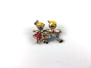 Brosche Junge und Mädchen mit Handtasche Hände haltend handbemalt Gold - Bild 1 von 5