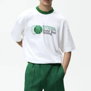 T-shirt bianca ZARA Ringer World Tour apertura 1975 accento verde - uomo taglia M - Foto 1 di 7