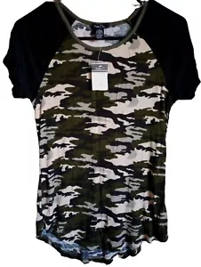 rue21 T-Shirt/Top Damen mittelgrün/schwarz Tarnmuster Viskose kurz Slv U-Ausschnitt neu mit Etikett - Bild 1 von 11