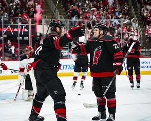 Foto de hockey de Eric Staal & Logan Stankoven Goal Carolina Hurricanes 8x10 NHL - Imagen 1 de 1