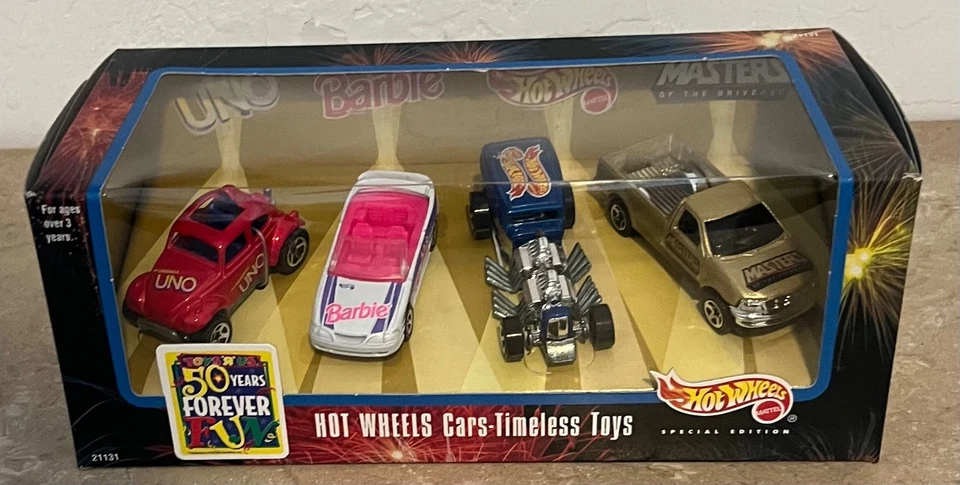 Набор Hot Wheels Toys R Us Timeless Toys 50 Years Forever Fun - Uno, Barbie 1:64 - Изображение 1 из 4