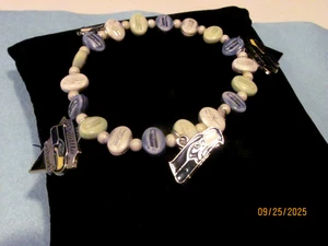 Pulsera elástica verde y azul de fútbol americano Seattle Seahawks de 7" - Imagen 1 de 6