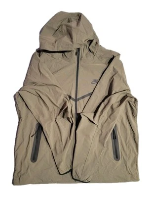 CHAQUETA NIKE TECH WINDRUNNER TEJIDA CREMALLERA COMPLETA PARA HOMBRE TALLA L. OLIVA MEDIANA HM7151 223. Foto 1 de 4