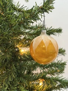 Ornamento natalizio vintage in vetro mica con cappuccio innevato oro giallo - Foto 1 di 10