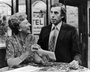 NOELE GORDON - LARRY GRAYSON - CROSSROADS - 10" x 8" b/w Photograph circa 1980's - Bild 1 von 1