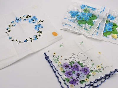 3 pañuelos delicados vintage para damas--serigrafía floral y bordados suizos y japoneses Foto 1 de 4