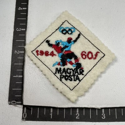 Parche de fieltro tema sello postal HUNGRÍA MAGIAR 1964 de colección FÚTBOL OLÍMPICO 86NA Foto 1 de 2