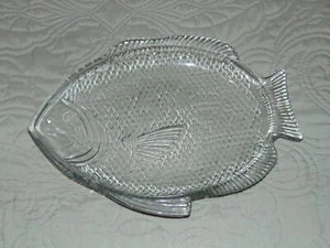 PLATO DE COLECCIÓN VIDRIO TRANSPARENTE EN FORMA DE PEZ - 10 1/2"" DE LARGO - 7 1/2"" DE ANCHO - Imagen 1 de 2