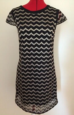 ENCANTADOR VESTIDO CHARLIE C~M~NEGRO BRONCEADO~ENCAJE~MANGAS DE GORRA~CORBATA CON OJO DE CERRADURA EN LA ESPALDA Foto 1 de 4