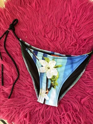 Nuevo con etiquetas Traje de baño Clover Canyon Parte inferior de bikini Talla XS Multicolor Lado de lazo. Foto 1 de 4