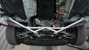 Barra inferior delantera Ultra Racing 4 puntos para Mercedes-Benz W205 C63 S 4.0TT '14-'21 - Imagen 1 de 6