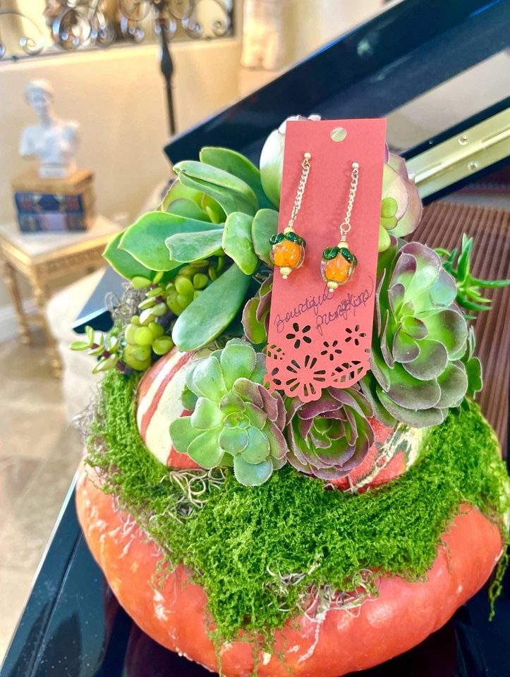 Pendientes de calabaza colgantes de cadena de oro caprichosos coloridos con hola de otoño de calabaza Foto 1 de 4