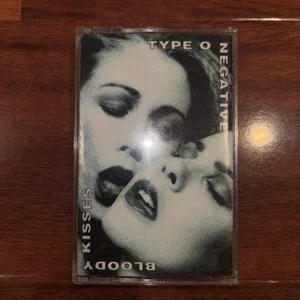 VERY GOOD USED Bloody Kisses Type O Negative Cassette Roadrunner FREE SHIPPING - Bild 1 von 3