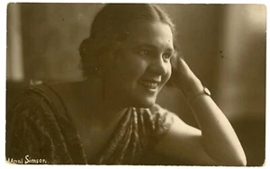 RPPC Postkarte Lettische Frau lächelnd Portrait Sepia Echtfoto geteilt unbespielt - Bild 1 von 2