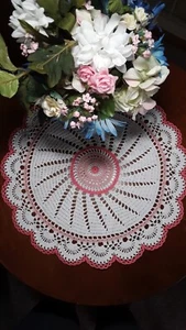16 1/2 Zoll rosa und weiß Dachdeckchen - Bild 1 von 1