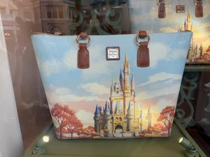 Walt Disney World Aschenputtel Schloss Tasche von Disney Dooney & Bourke - Bild 1 von 12