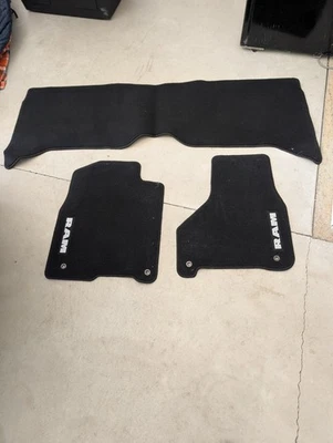 Alfombrillas delanteras y traseras Dodge RAM 1500 OEM doble cabina 3 piezas 2013-2018 Foto 1 de 4