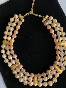 Trifari Vintage Lucite Rosa Frost Perlen Drei Strang Goldfarben Halskette - Bild 1 von 4