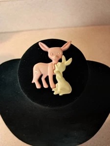 Vintage frühe Kunststoff Zelluloid MCM rosa Mutter Hirsch und Rehkitz Brosche Anstecknadel - Bild 1 von 3